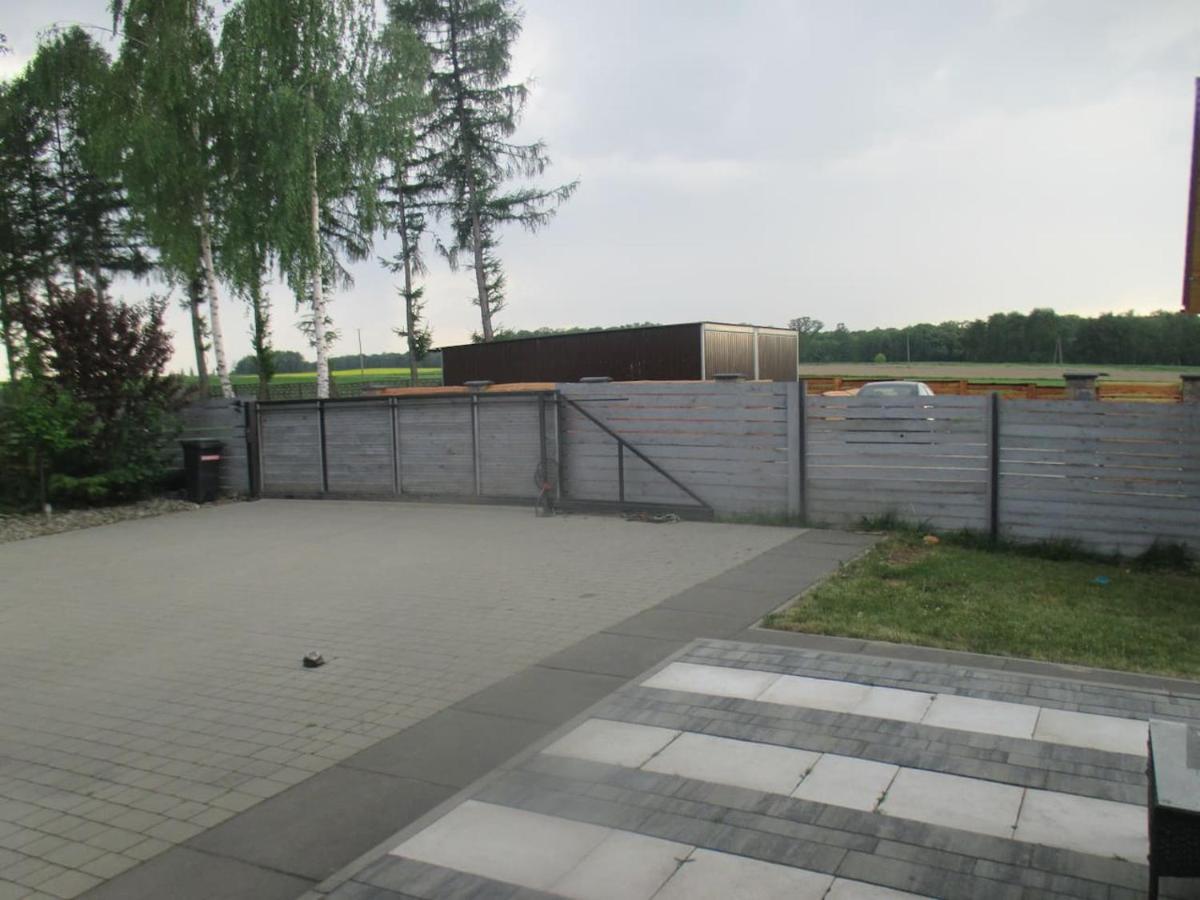 Vila Dom Z Ogrodem Laka  Exteriér fotografie